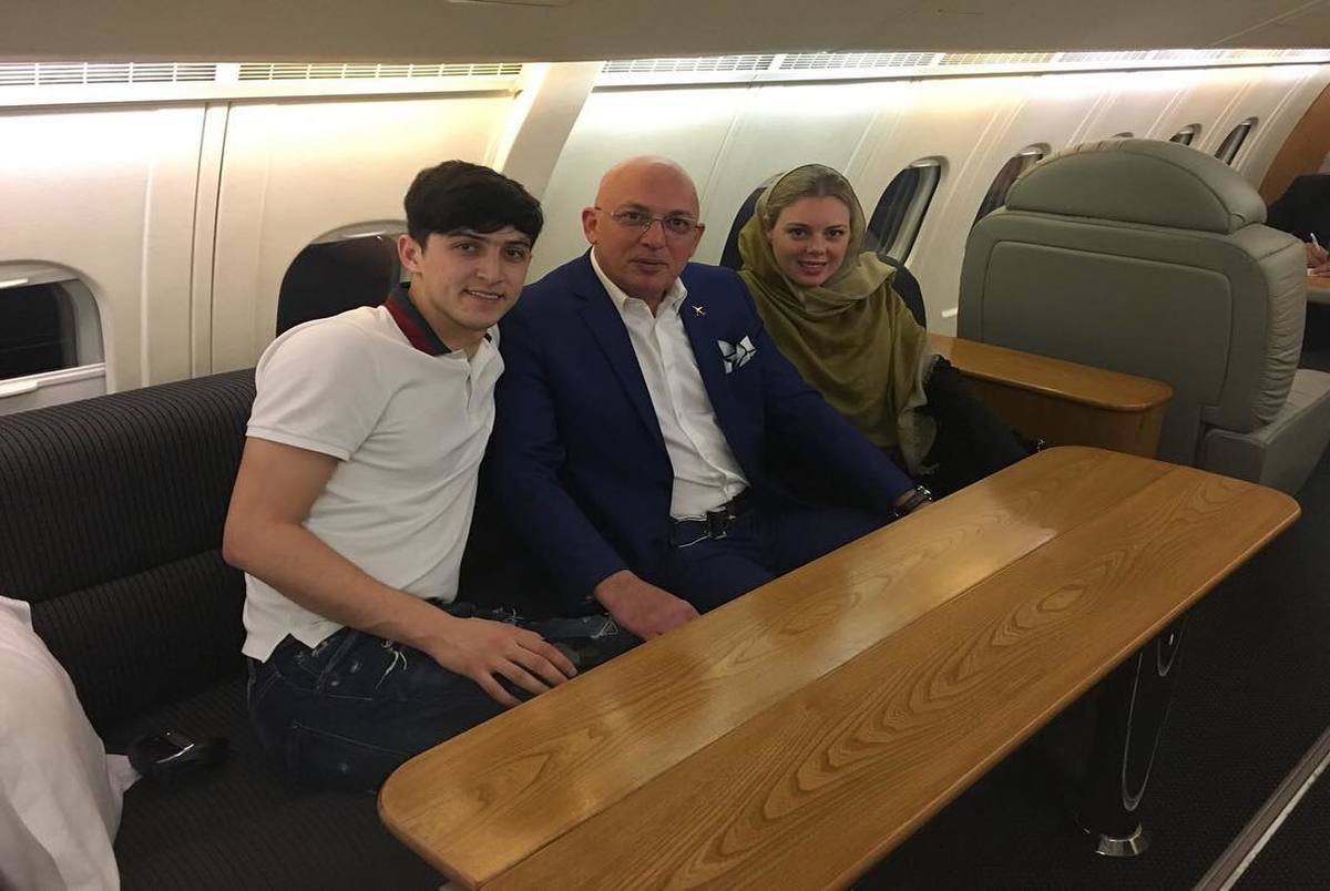 سردار آزمون به همراه دوستانش در هواپیمای اختصاصی ! +عکس