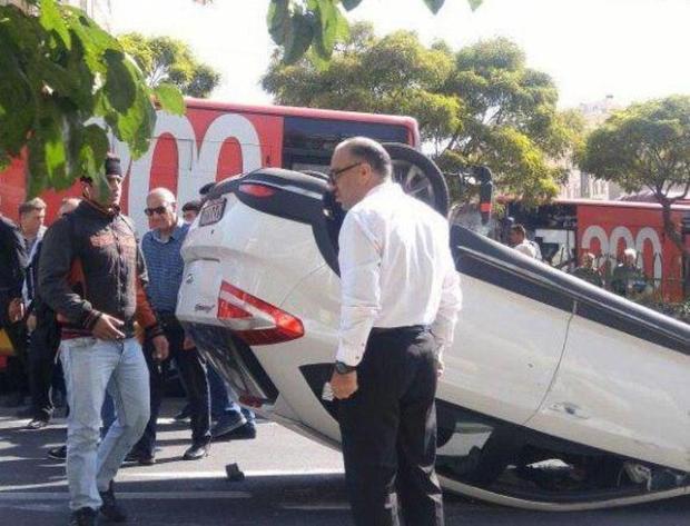 واژگونی خودروی ماکسیما در تهران و مصدومیت راننده 18 ساله آن