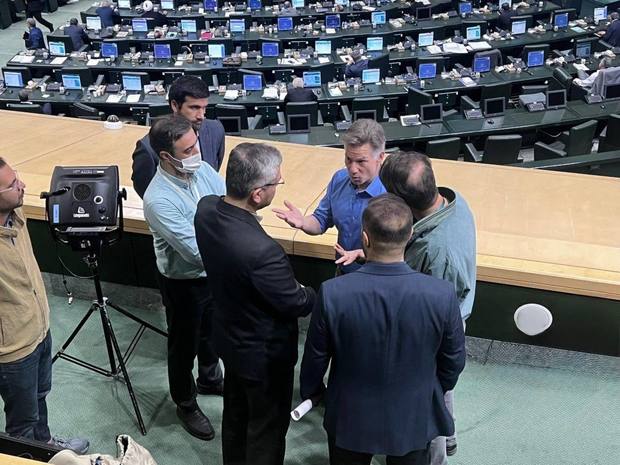 خبرنگار آمریکایی در مجلس ایران! + عکس