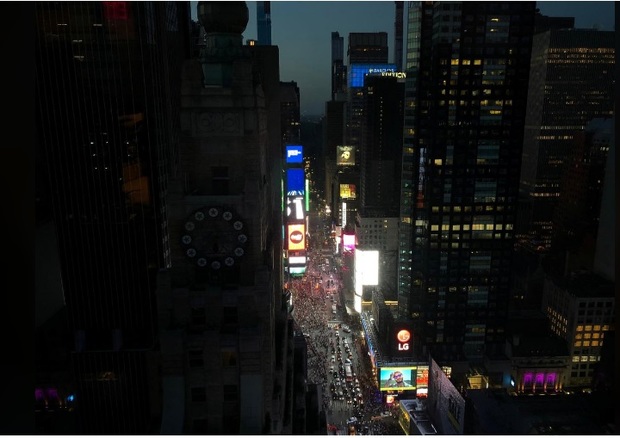 نیویورک در پی وقوع یک انفجار در تاریکی محض فرو رفت