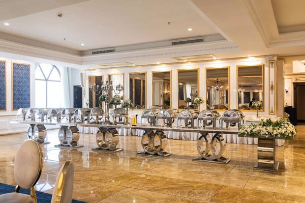 چگونه با بودجه‌ای محدود در هتل اسپیناس پالاس اقامت کنید؟