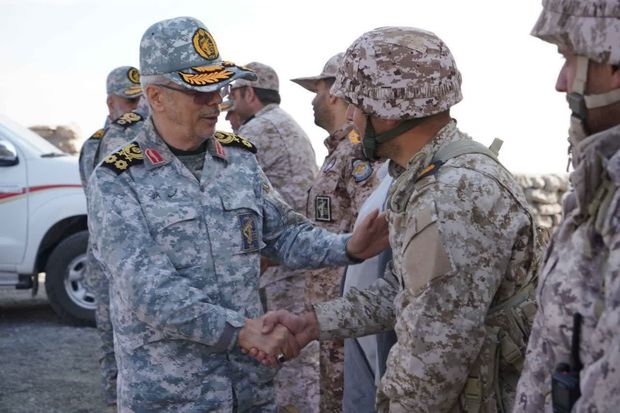 بازدید رئیس ستاد کل نیروهای مسلح از مناطق مرزی شمالغرب/ سرلشکر باقری: پیشرفت و توسعه مناطق مرزی در سایه وجود امنیت ادامه دارد