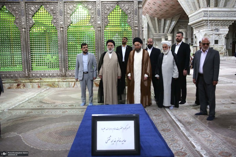 ادای احترام سید عمار حکیم به حضرت امام خمینی (س)