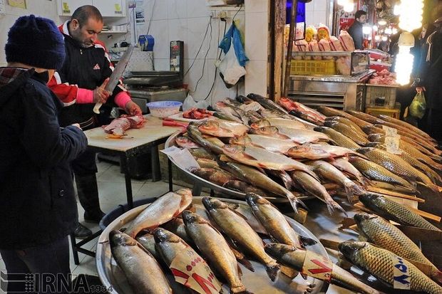 عرضه ماهی در پیاده‌روهای آستارا تهدید سلامتی‌است