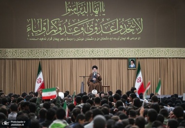 رهبر معظم انقلاب: اختلاف جمهوری اسلامی و آمریکا، ذاتی است و نه تاکتیکی/ ایران قوی؛ تنها راه‌حل مشکلات/ ۱۳ آبان روز افتخار و پیروزی است؛ این روز نباید از حافظه ملی پاک شود