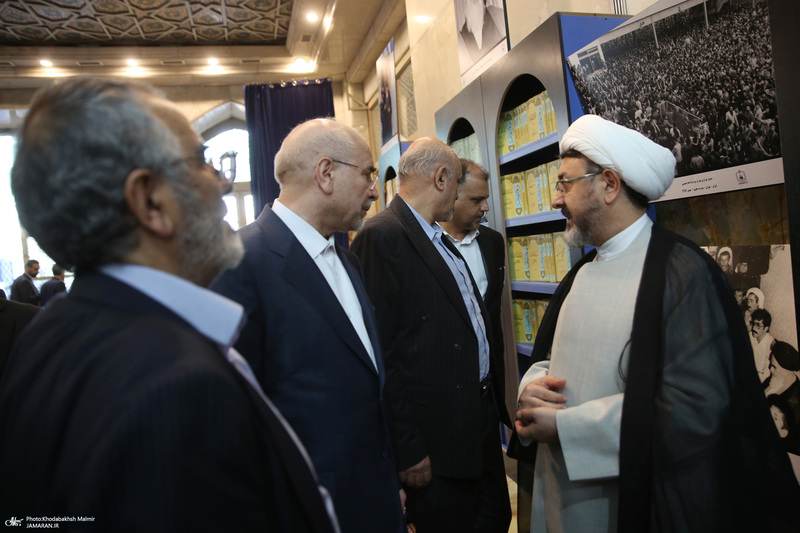 بازدید رئیس مجلس از نمایشگاه عکس امام خمینی