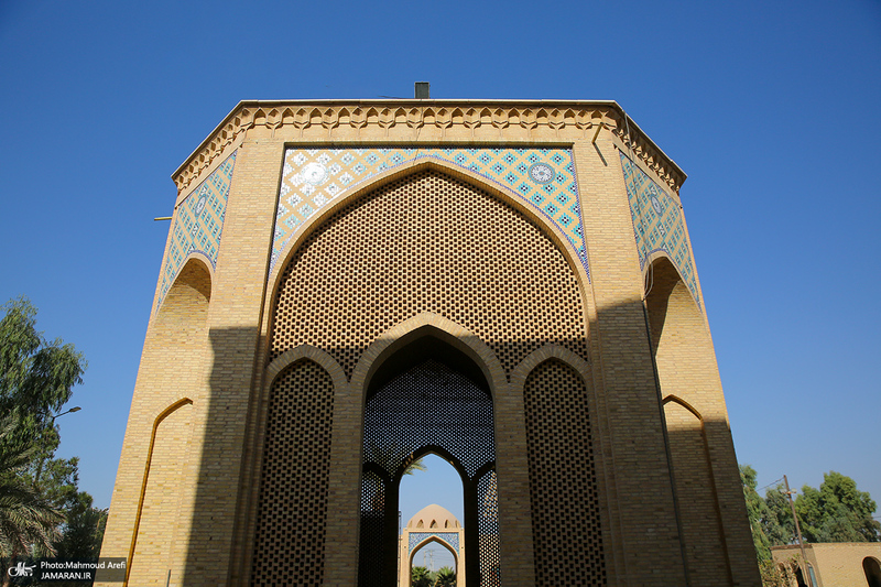 حضور سید محمد خاتمی بر مزار آیت الله سید روح الله خاتمی (ره)