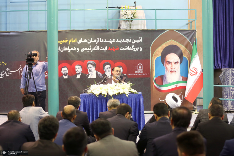 تجدید عهد با آرمان‌های امام خمینی(ره) و بزرگداشت شهدای خدمت در حسینیه جماران