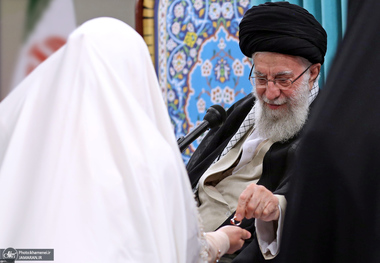 قرائت خطبه عقد خواهر شهید مدافع حرم مجید قربانخانی توسط رهبر انقلاب