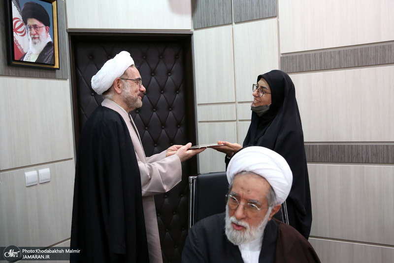 نشست صمیمانه اعضا هیات علمی پژوهشکده امام خمینی و انقلاب اسلامی با تولیت  معزز به مناسبت روز معلم