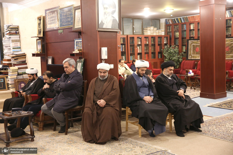 حضور جمعی از شخصیت های سیاسی در منزل مرحوم آیت الله موسوی بجنوردی (ره) -3
