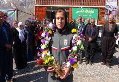 استقبال مردم پاوه از بانوی فوتبالیست ملی پوش کشورمان