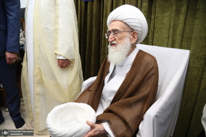 مراسم عمامه گذاری طلاب توسط آیت‌الله العظمی نوری همدانی و آیت الله فاضل لنکرانی در روز عید غدیر