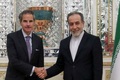 عراقچی: تمایل داریم که به ماموریت گروسی برای دور نگه داشتن آژانس از سیاست و سیاسی شدن و حفظ تمرکز بر وظایف فنی اش اعتماد کنیم/ از آنجایی که عوامل مخرب مختلفی جمع شده اند تا مذاکرات کنونی را از مسیر خود منحرف کنند، ما به یک «مدیرکل صلح» نیاز داریم