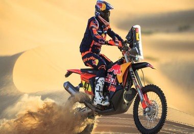 عکس| قهرمان آرژانتینی داکار هم عبای عربی پوشید!