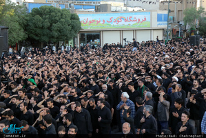 پیاده روی آیت الله العظمی وحید خراسانی به سمت حرم حضرت معصومه(س)