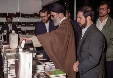 عکسی قدیمی از شهید علی لاریجانی در کنار رهبر شهید انقلاب