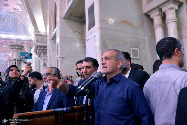 مراسم تجدید میثاق مسعود پزشکیان رئیس جمهور منتخب با آرمان های امام/  پزشکیان: اینکه رای ها درست خوانده شد به لطف مقام معظم رهبری بود/ اگر به خاطر ایشان نبود فکر نکنم اسم ما از این صندوق ها بیرون می آمد/ ظریف: آقای پزشکیان از این پس رئیس جمهور همه مردم است