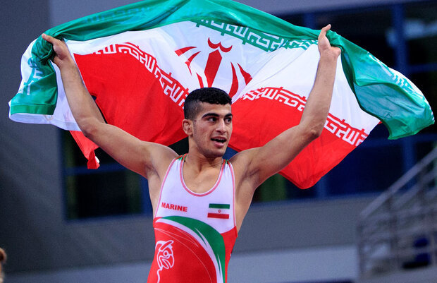 کشتی‌گیر دستفروش در یک شرکت‌ پتروشیمی