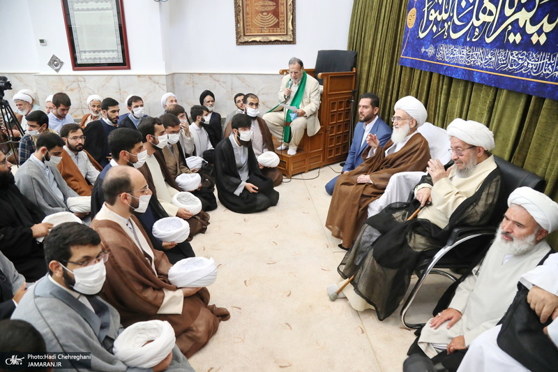 مراسم عمامه گذاری طلاب توسط آیت‌الله العظمی نوری همدانی و آیت الله فاضل لنکرانی در روز عید غدیر