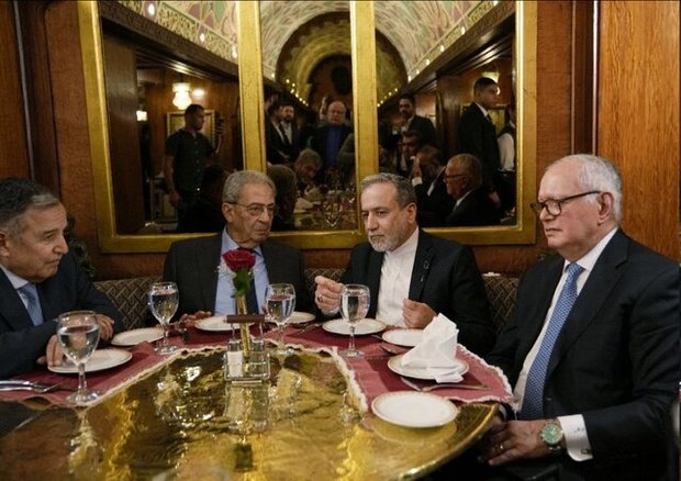 دیدار عراقچی با سه وزیر خارجه پیشین مصر در رستورانی در قاهره + عکس