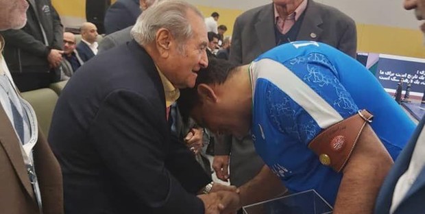 اهدای بازوبند پهلوانی پس از 16 سال به کارگر/ هدیه بازوبند به موزه امام رضا (ع)
