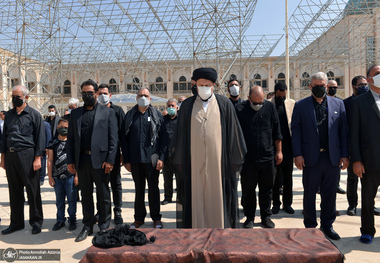 اقامه نماز سید حسن خمینی بر پیکر حاج اسماعیل بابایی یکی از محافظین امام راحل