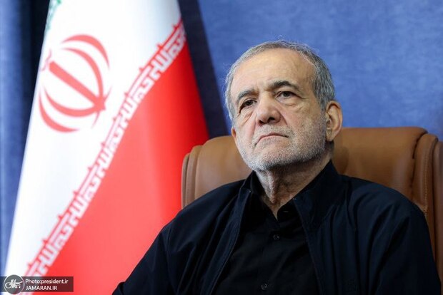 پزشکیان: با هواپیما و بمباران مگر می‌شود مملکتی را تسخیر کرد؟ دشمنان تصور می‌کردند مردم از روی نارضایتی از حاکمیت، با تهاجم آنها همراهی کرده و به خیابان خواهند آمد، اما مردم دقیقا برعکس عمل کردند/ اگر قدر مردم را بدانیم همین مردم مشکلات را حل خواهند کرد