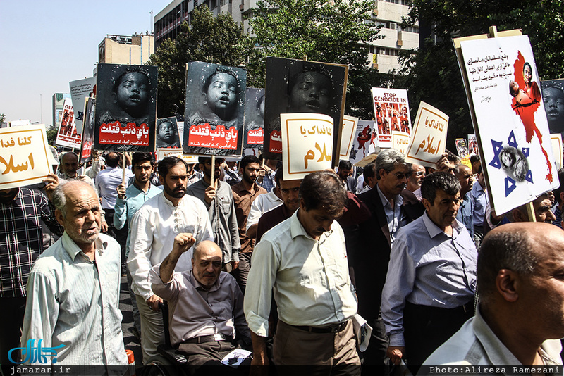 راهپیمایی نمازگزاران در اعتراض به کشتار مسلمانان میانمار