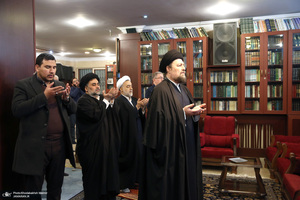 حضور جمعی از شخصیت های سیاسی در منزل مرحوم آیت الله موسوی بجنوردی (ره) -3