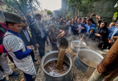 جشنواره شکرگزاری برداشت و شیره‌پزان انگور در شهرستان سامان برگزار شد