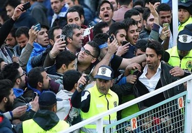 عبور سخت فرهاد  مجیدی از میان انبوه هواداران استقلال + فیلم