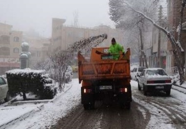 انجام عملیات برف روبی از سطح معابر و خیابان های شهر قزوین