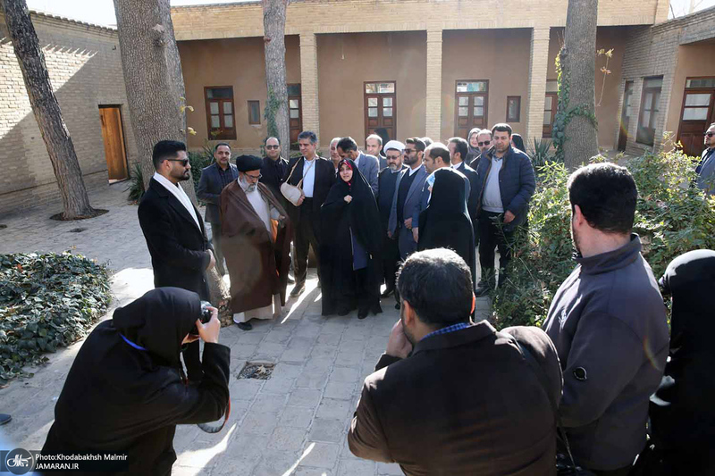 بازدید زهرا بهروزآذر، معاون رئیس جمهور از بیت تاریخی امام در خمین