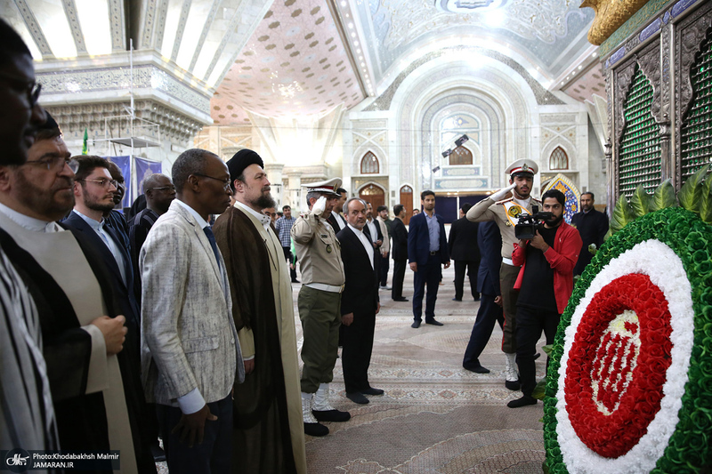 ادای احترام نخست وزیر بورکینافاسو و هیأت همراه نسبت به مقام شامخ بنیان‌گذار جمهوری اسلامی ایران