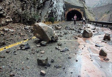 ریزش کوه در جاده هراز سه زخمی برجای گذاشت