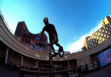 حرکات نمایشی جذاب در ایوان انتظار تهران