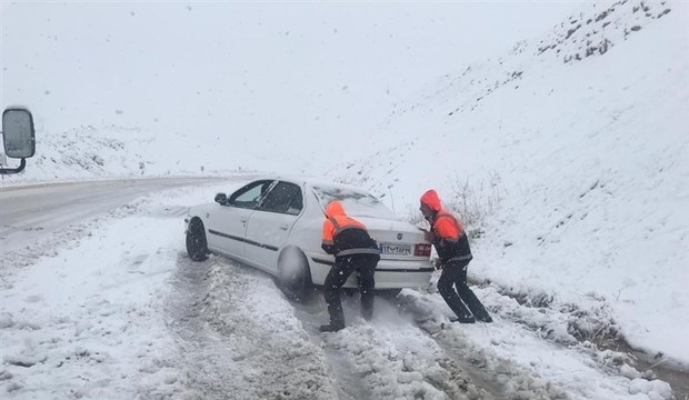 سرنشنیان 9 دستگاه خودروی گرفتار در کولاک چاراویماق نجات یافتند