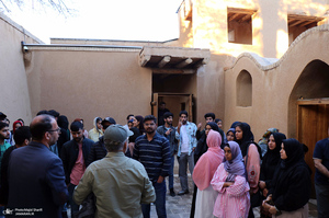 بازدید جمعی از دانشجویان خارجی دانشگاه علوم پزشکی اراک از بیت و زادگاه حضرت امام خمینی (س)