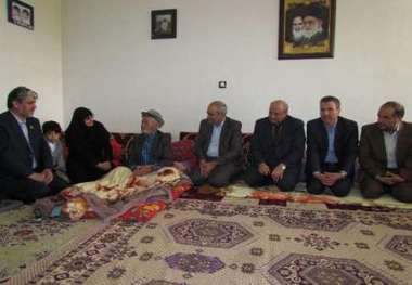 معاون وزیر آموزش و پرورش از دهقان فداکار در میانه عیادت کرد