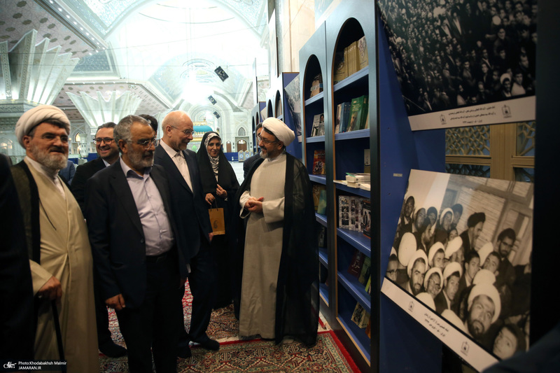 بازدید رئیس مجلس از نمایشگاه عکس امام خمینی