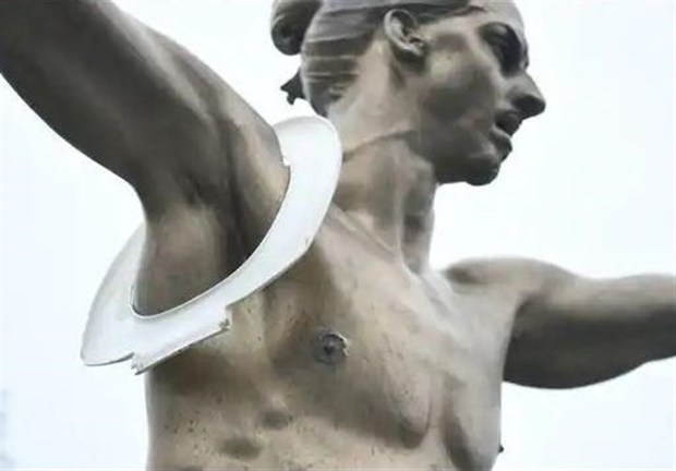 مجسمه زلاتان در آستانه تخریب قرار گرفت/ عکس
