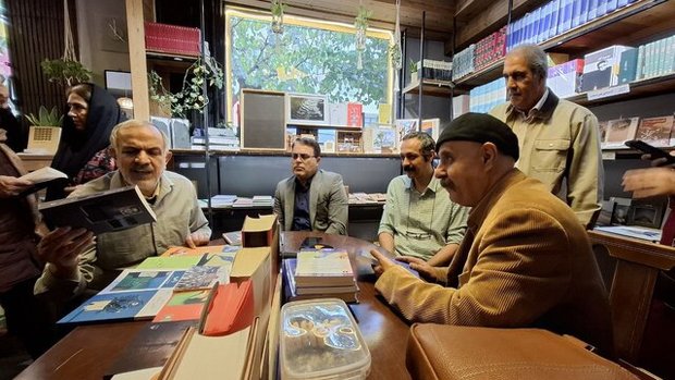 کتابگردی در تهران/ احمدمسجد جامعی: «کتاب»، حلقه وصل جامعه است/ کار نشر نوعی فداکاری است/ وضعیت نشر را می‌دانیم اما با کمک هم می‌توانیم  مسائل را حل کنیم + تصاویر