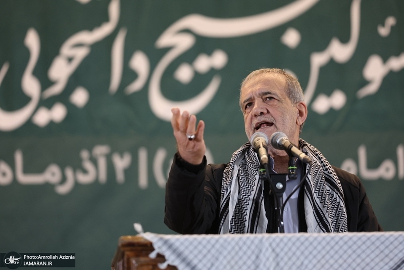 گردهمایی مسئولین بسیج دانشجویی و طلاب بسیجی در حرم امام با سخنرانی رئیس‌جمهور پزشکیان (61)