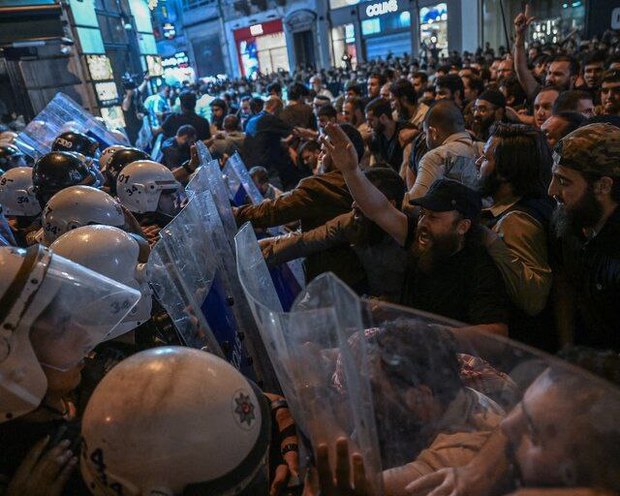 درگیری‌ها در استانبول بر سر انتشار کاریکاتور اهانت‌آمیز به پیامبر (ص) + عکس