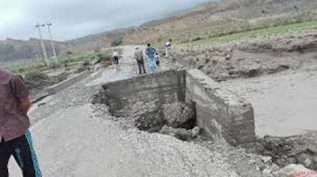 سیل راه ارتباطی 9 روستای پلدختر را قطع کرد