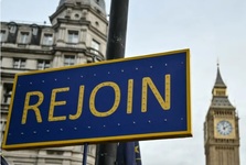 یک نویسنده انگلیسی: بازگشت به اروپا تنها راه مقابله با ترامپ است