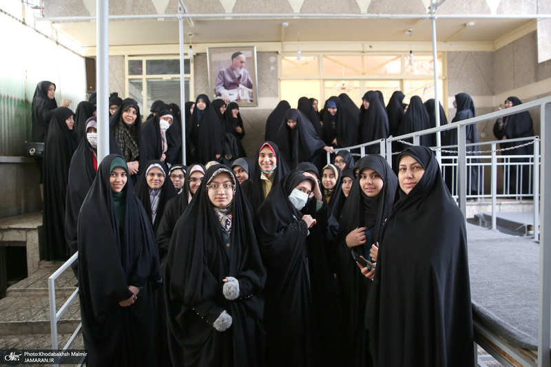 بازدید جمعی از دانش آموزان از بیت امام خمینی (س) در جماران 1