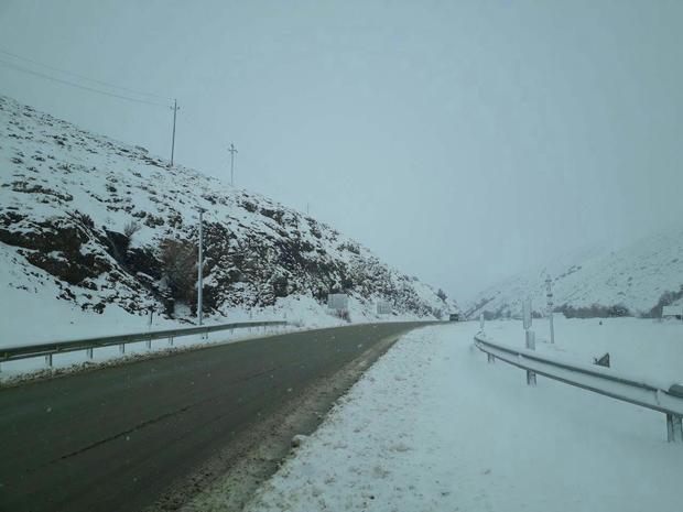 یخبندان مقطعی در جاده های کردستان تردد را مشکل کرده است