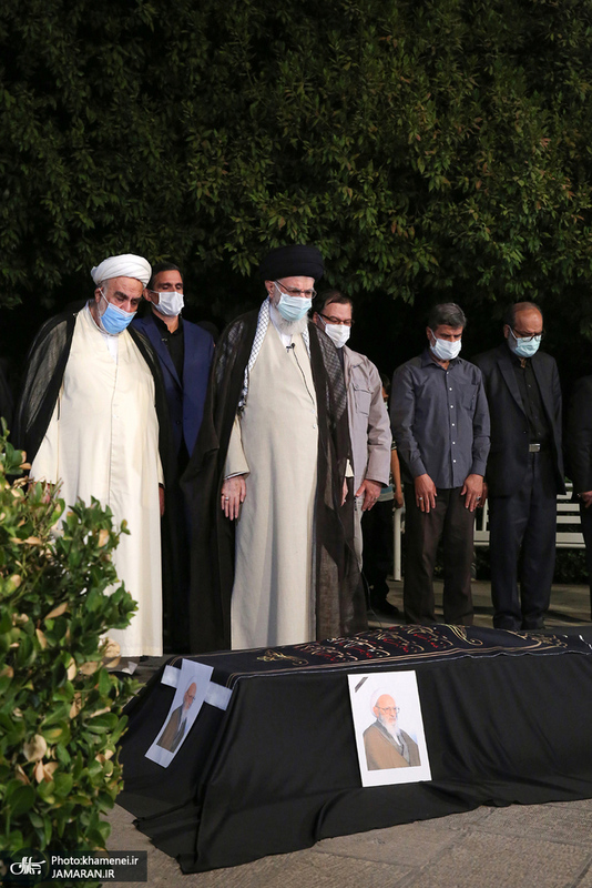 اقامه نماز بر پیکر آیت‌الله حسن‌زاده آملی(ره) توسط رهبر معظم انقلاب
